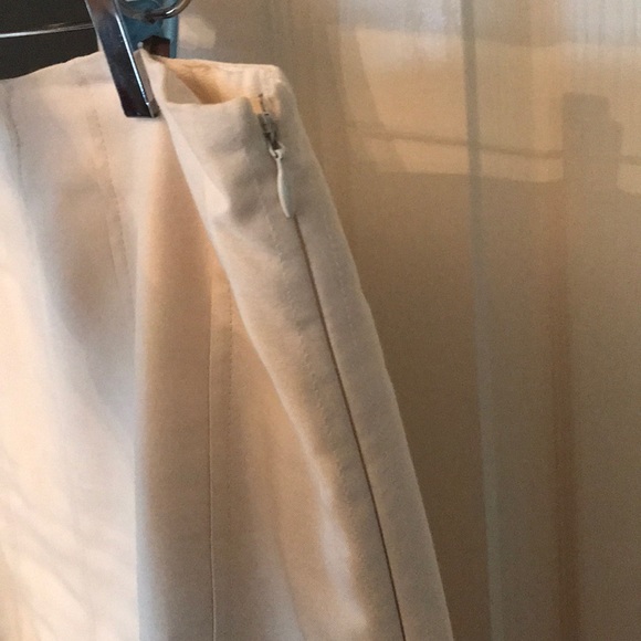 Ann Taylor Ivory/Winter White Tulip Skirt size 4 - Picture 2 of 7